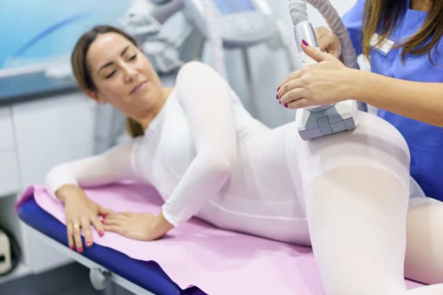 Liposukcja kawitacyjna czy lipolaser: która metoda przynosi lepsze efekty?