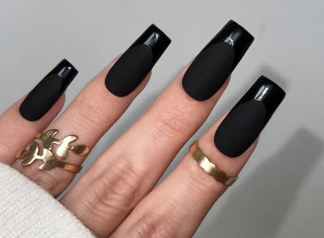 Co oznaczają paznokcie pomalowane na czarno? Odkryj ich symbolikę