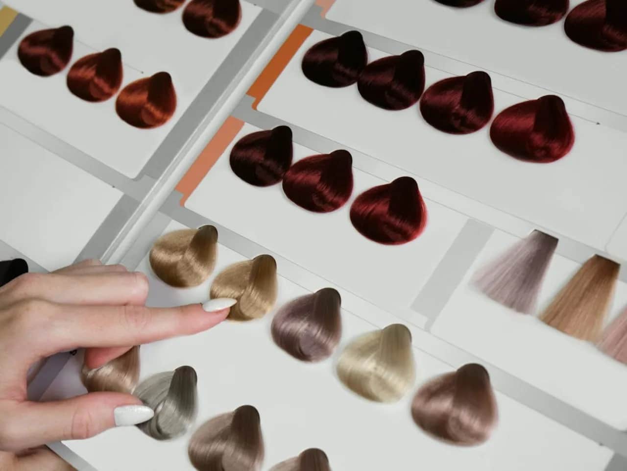 Jaki kolor włosów pasuje do jasnej cery, aby wyglądać olśniewająco?