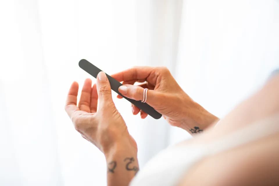 Co potrzebne do manicure tytanowego? Niezbędne produkty i porady