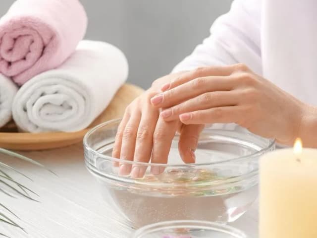 Co zrobić jeśli paznokcie rosną w dół? Sprawdź skuteczne metody pielęgnacji