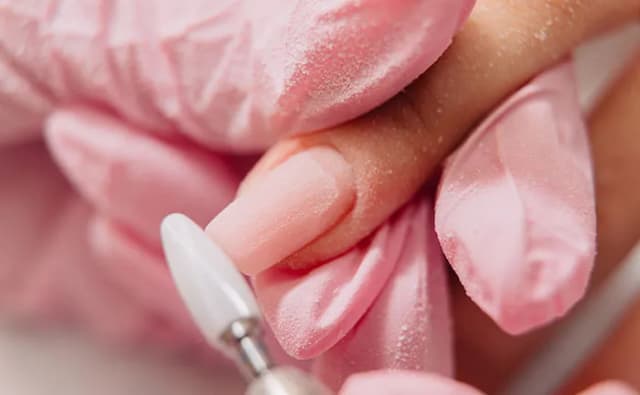 Końcówki do manicure – jakie mają zastosowania i jak je wybrać