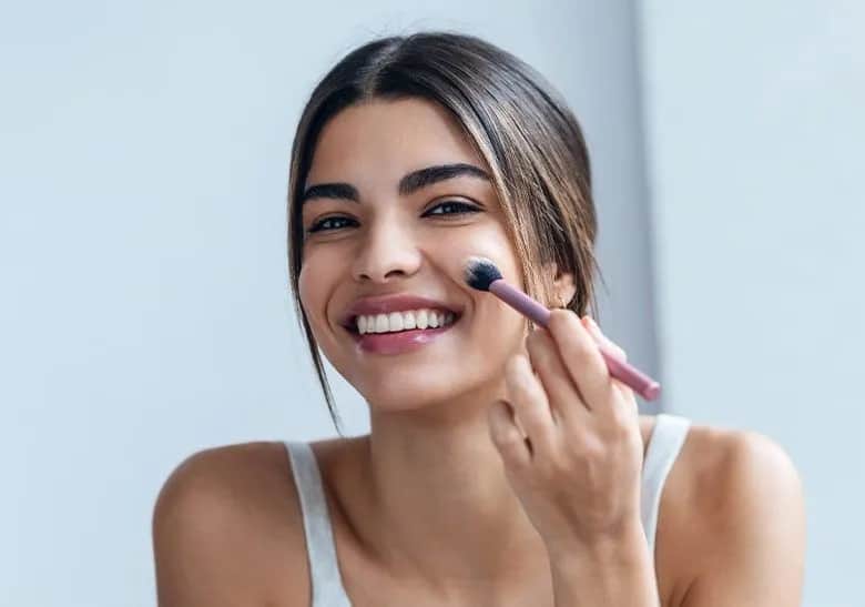 Jak ukryć pryszcze makijażem i uzyskać naturalny efekt bez wysiłku