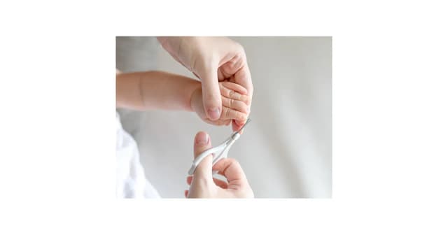 Jak obciąć niemowlakowi paznokcie bez stresu i z bezpieczeństwem