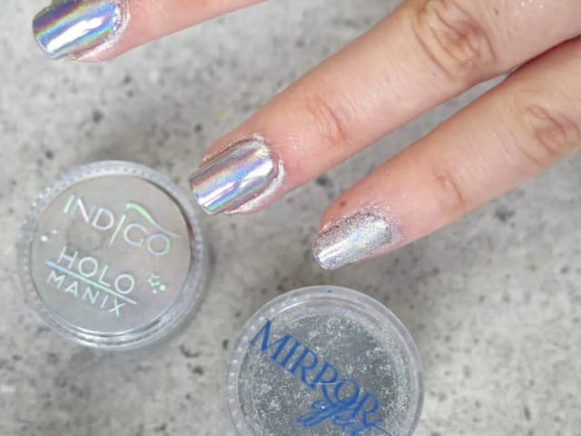 Jak wetrzeć pyłek w paznokcie, aby uzyskać idealny efekt manicure