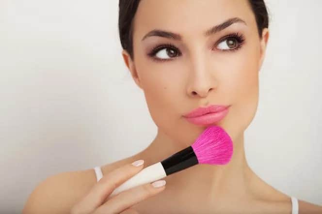 Jak zakryć pryszcze: skuteczne sposoby na idealny makijaż