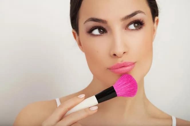 Jak zakryć pryszcze: skuteczne sposoby na idealny makijaż