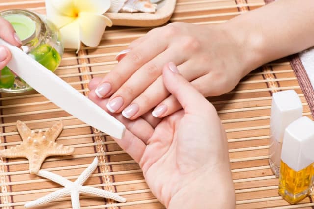 Manicure japoński – czy warto inwestować w zdrowe paznokcie?