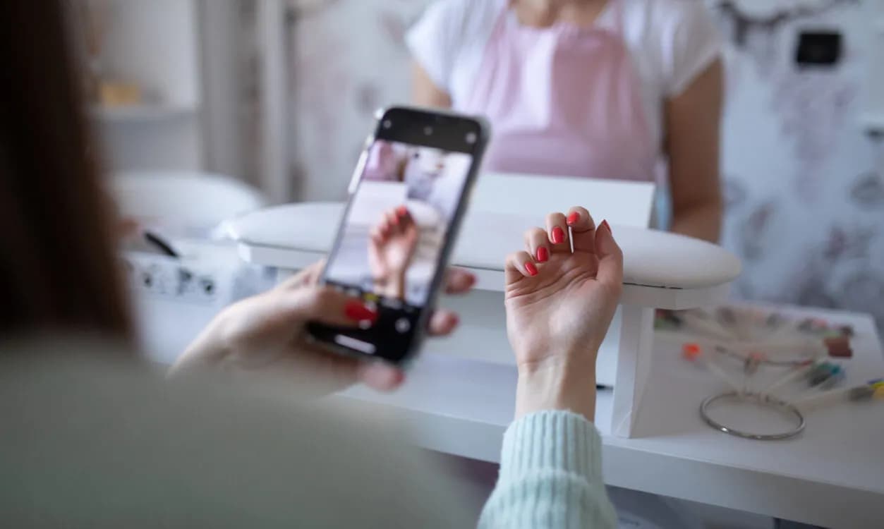 Czy w ciąży można robić paznokcie żelowe? Bezpieczeństwo i ryzyka