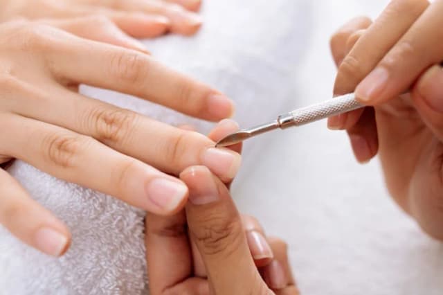Jak usunąć skórki z paznokci bez bólu i uszkodzeń skóry