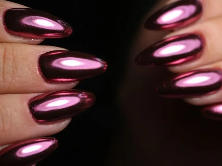 Jak nakładać pyłek do paznokci, by uzyskać zachwycające efekty