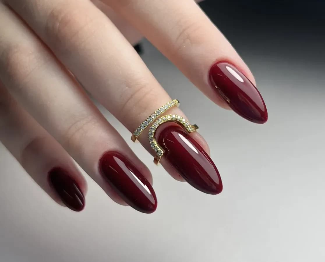 Ile trwa manicure? Poznaj różnice między stylizacjami i ich trwałość