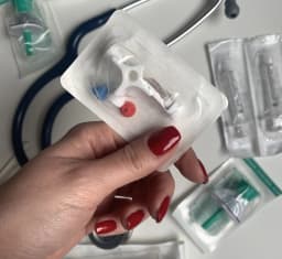 Czy pielęgniarka może mieć pomalowane paznokcie? Poznaj zasady i regulacje