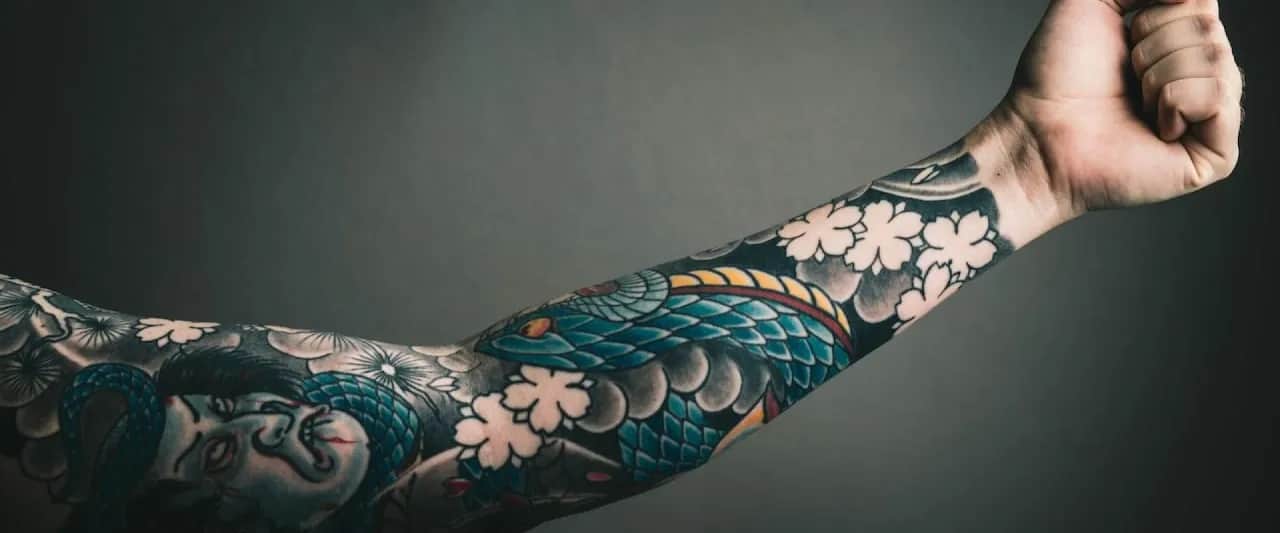 Czy można smarować tatuaż Nivea? Ryzyko i lepsze alternatywy