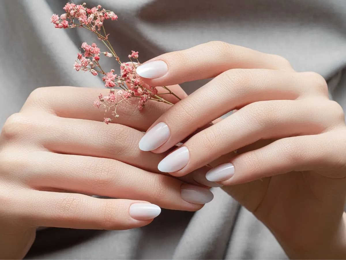 Jakie paznokcie na komunię dla mamy - elegancja i komfort w jednym