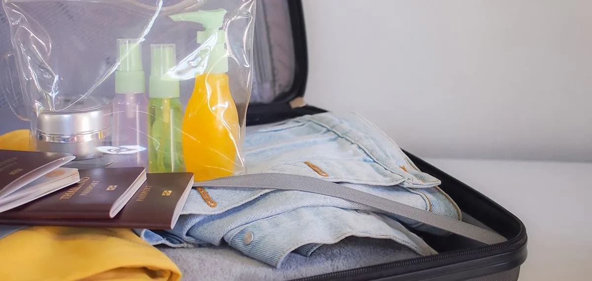 Jakich kosmetyków nie można zabrać do samolotu? Uniknij problemów podróżując.