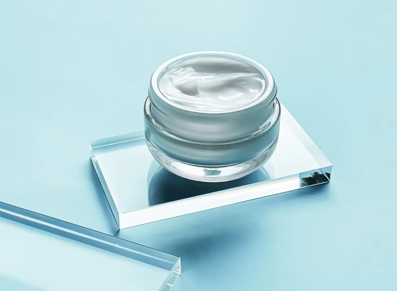 Jak stosować kwas hialuronowy, by uzyskać nawilżoną i elastyczną skórę