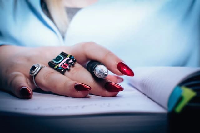 Po co są paznokcie? Odkryj ich kluczowe funkcje i znaczenie zdrowotne