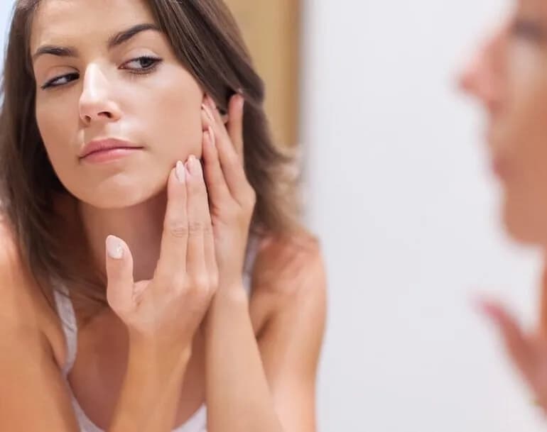 Jak pozbyć się pryszczy na twarzy – skuteczne metody i porady