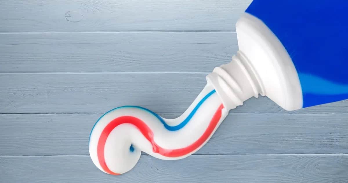Czy pasta do zębów wysusza pryszcze? Odkryj niebezpieczeństwa i alternatywy