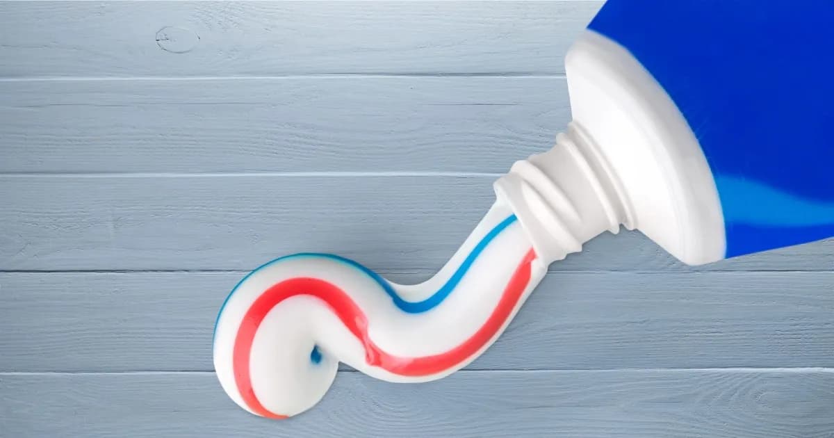 Czy pasta do zębów wysusza pryszcze? Odkryj niebezpieczeństwa i alternatywy